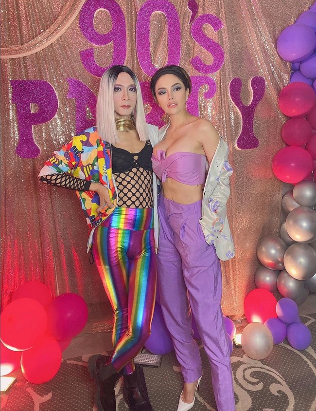 Aming kembali mencuri perhatian di pesta ulang tahun salah satu temannya, Nikita Mirzani. Kali ini dia memakai blouse jaring-jaring dan dalaman bralette. Kesan eksentrik datang dari padanan legging warna rainbow metalik. Foto: Instagram/@amingisback