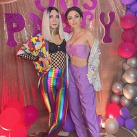 Aming kembali mencuri perhatian di pesta ulang tahun salah satu temannya, Nikita Mirzani. Kali ini dia memakai blouse jaring-jaring dan dalaman bralette. Kesan eksentrik datang dari padanan legging warna rainbow metalik. Foto: Instagram/@amingisback