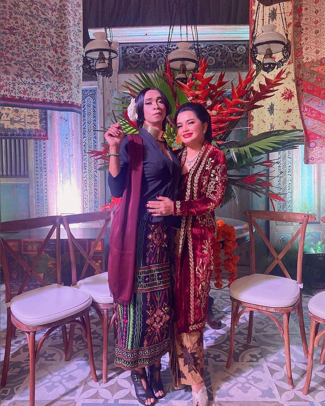 Aming memilih busana kebaya saat meramaikan ulang tahun Yanti Airlangga. Mantan bintang ‘Extravaganza’ ini mengenakan kebaya hitam dan bawahan kain tenun. Tak lupa selendang merah marun untuk melengkapi penampilan. Foto: Instagram/@amingisback