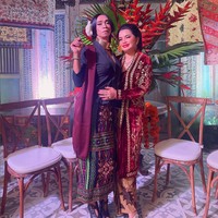 Aming memilih busana kebaya saat meramaikan ulang tahun Yanti Airlangga. Mantan bintang ‘Extravaganza’ ini mengenakan kebaya hitam dan bawahan kain tenun. Tak lupa selendang merah marun untuk melengkapi penampilan. Foto: Instagram/@amingisback