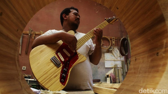 gitar bambu buatan Indonesian Bamboo Community (IBC0