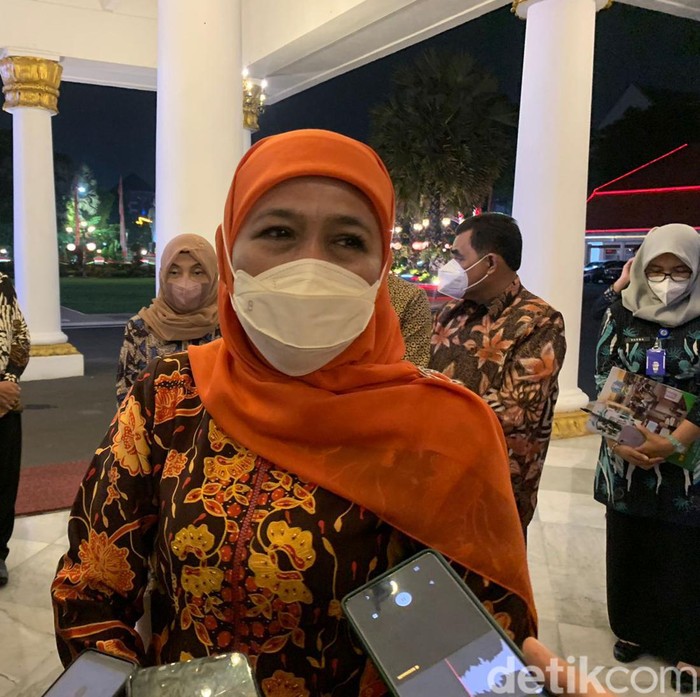 Gubernur Jatim Khofifah Indar Parawansa berpesan agar warga mempercepat vaksinasi.