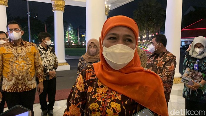 Gubernur Jatim Khofifah Indar Parawansa berpesan agar warga mempercepat vaksinasi.