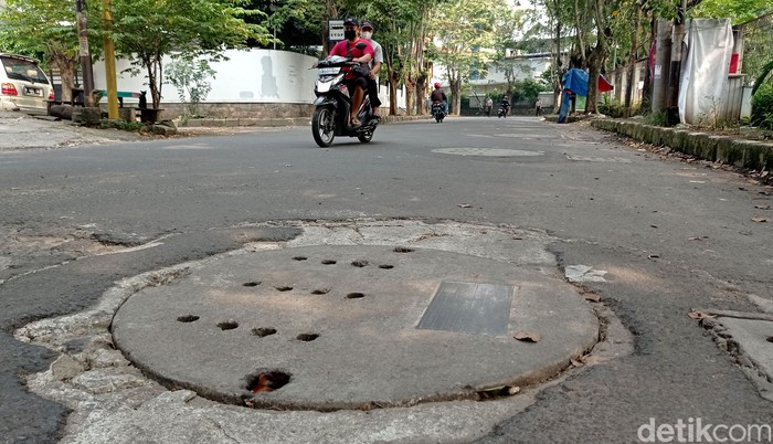 Jalan Cipinang Indah sempat disorot imbas proyek sumur resapan. Lebih dari sebulan usai sumur resapan diperbaiki, kondisi jalan itu kini rusak dan bergelombang.