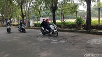 Namun, kondisi Jalan Cipinang Indah itu kini tampak rusak dan bergelombang.