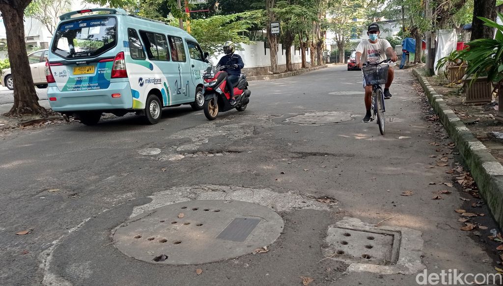 Jalan Cipinang Indah sempat disorot imbas proyek sumur resapan. Lebih dari sebulan usai sumur resapan diperbaiki, kondisi jalan itu kini rusak dan bergelombang.