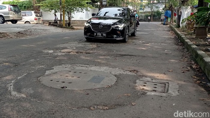 Jalan Cipinang Indah sempat disorot imbas proyek sumur resapan. Lebih dari sebulan usai sumur resapan diperbaiki, kondisi jalan itu kini rusak dan bergelombang.