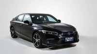 Secara umum, desain dari Honda Civic e:HEV masih mengusung desain yang sama dengan Civic generasi terbaru. Namun untuk menguatkan kesan elektrifikasinya, Honda memberikan aksen biru kepada logo huruf H tegak yang terpasang di mobil ini. Foto: dok. Honda Automobile Thailand