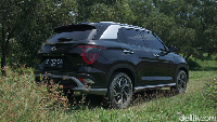 Lalu, hal yang bikin kami terkesan dari Hyundai Creta ini adalah untuk urusan kekedapan kabinnya. Selama pengetesan di jalanan padat, tidak ada suara bising yang mengganggu dan masuk ke kabin. Road noise pun terasa tipis. Namun pada saat hujan lebat, suara air yang jatuh ke mobil terasa agak mengganggu dari kaca depan dan panoramic sun roof. Foto: Muhammad Hafizh Gemilang