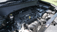Hyundai Creta dibekali mesin bensin Smartstream 1.5L dengan pilihan transmisi manual 6-percepatan atau Intelligent Variable Transmission (IVT). Di atas kertas, mesin itu memiliki tenaga maksimum 115 PS/6.300 rpm dan torsi maksimum 143,8 Nm/4.500 rpm. Kami terkesan dengan transmisinya, meskipun sensasi perpindahan gigi dilakukan secara virtual, namun rasanya seperti nyata. Tarikan sangat responsif, bahkan jika butuh respon mesin mendadak, tinggal colek paddle shift dan mobil akan ngacir. Foto: Muhammad Hafizh Gemilang