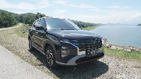 Sejak diluncurkan pada ajang GIIAS 2021 lalu, Hyundai Creta menawarkan desain yang sangat unik dan berbeda dari rival-rival sekelasnya. Creta hadir dengan bahasa desain terbaru Hyundai. Secara umum, desain Hyundai Creta cukup unik dibandingkan rival sekelasnya. Creta menawarkan SUV dengan desain yang futuristis serta sarat akan tarikan garis tegas. Foto: Muhammad Hafizh Gemilang