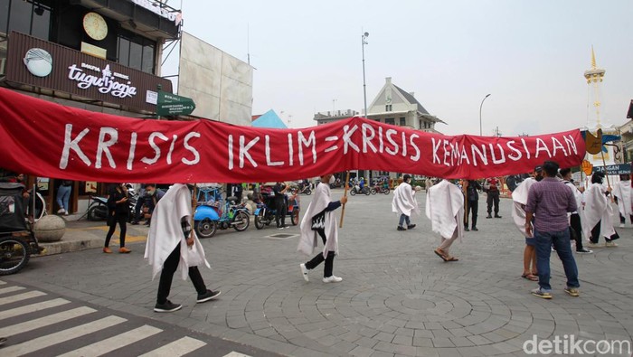 Komunitas Climate Strike Yogyakarta gelar aksi damai di simpang empat Tugu Palputih, Yogyakarta. Mereka menyerukan agar kedaruratan iklim jadi perhatian bersama.