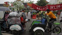 Aksi ini sebagian besar digawangi oleh anak-anak muda, sebagai para pewaris bumi di masa depan.