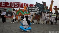 Mereka juga menggelar pentas teatrikal.