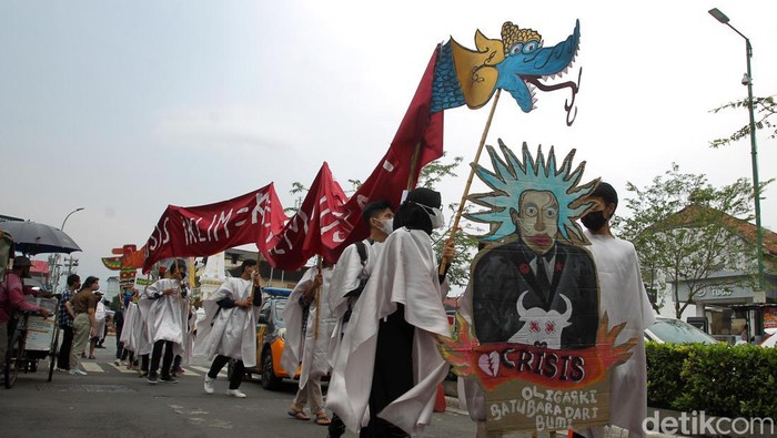 Komunitas Climate Strike Yogyakarta gelar aksi damai di simpang empat Tugu Palputih, Yogyakarta. Mereka menyerukan agar kedaruratan iklim jadi perhatian bersama.