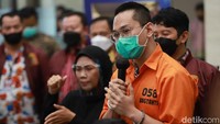 Indra Kenz ditahan atas kasus Binomo. Ia meminta maaf, mengaku tak niat menipu. Foto: Palevi/detikhot