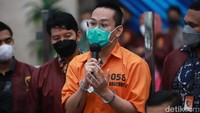 Penampilan Indra Kenz saat dipamerkan polisi ke publik. Foto: Palevi/detikhot