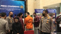 Penampilan Indra Kenz yang jauh berbeda dengan biasanya. Masih bisa sebut: Murah Banget? Foto: Hanif/detikhot