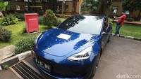 Salah satu yang dipamerkan adalah mobil listrik Tesla Model 3. Kini total aset Indra Kenz yang disita kurang lebih Rp55 miliar. Palevi/detikhot