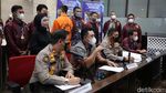 Mimik Indra Kenz Saat Berbaju Tahanan dan Tangan Terborgol