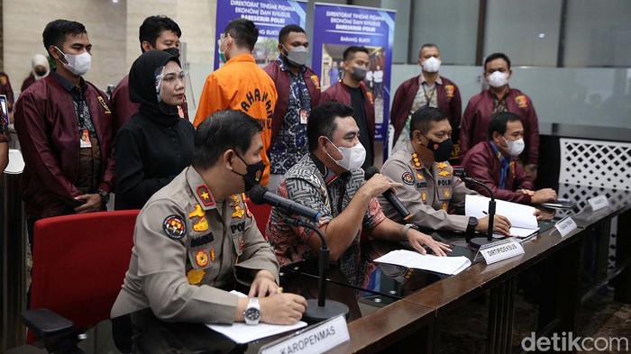 Tersangka kasus affiliator Binomo Indra Kenz ditampilkan saat jumpa pers Bareskrim Polri. Indra Kenz tampak memakai baju tahanan dengan tangan diborgol.
