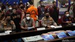 Mimik Indra Kenz Saat Berbaju Tahanan dan Tangan Terborgol