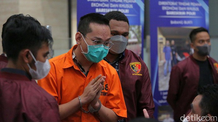Tersangka kasus affiliator Binomo Indra Kenz ditampilkan saat jumpa pers Bareskrim Polri. Indra Kenz tampak memakai baju tahanan dengan tangan diborgol.