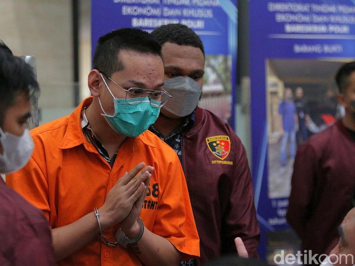 Tersangka kasus affiliator Binomo Indra Kenz ditampilkan saat jumpa pers Bareskrim Polri. Indra Kenz tampak memakai baju tahanan dengan tangan diborgol.
