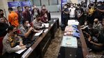 Mimik Indra Kenz Saat Berbaju Tahanan dan Tangan Terborgol