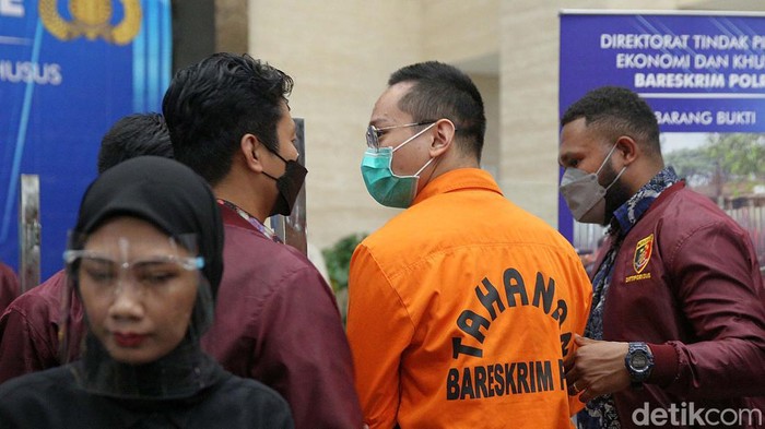 Indra Kenz Berbaju Tahanan dan Tangan Diborgol Tersangka kasus affiliator Binomo Indra Kenz ditampilkan saat jumpa pers Bareskrim Polri. Indra Kenz tampak memakai baju tahanan dengan tangan diborgol.