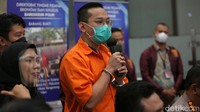 Tersangka kasus Binomo, Indra Kenz, ditampilkan saat jumpa pers Bareskrim Polri. Kedua tangan Indra Kenz diborgol.