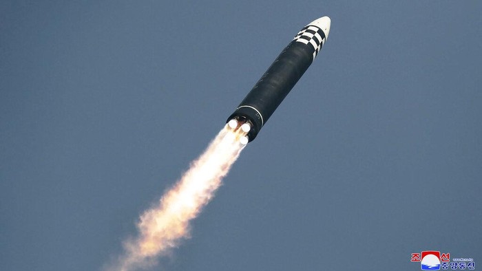 Ini Hwasong-17, Rudal Terbesar Korut yang Bisa Jangkau AS This photo distributed by the North Korean government shows what it says a test-fire of a Hwasong-17 intercontinental ballistic missile (ICBM), at an undisclosed location in North Korea on March 24, 2022. Independent journalists were not given access to cover the event depicted in this image distributed by the North Korean government. The content of this image is as provided and cannot be independently verified. Korean language watermark on image as provided by source reads: