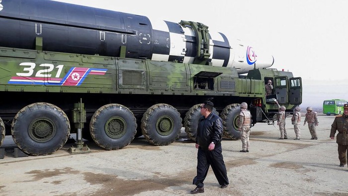 Ini Hwasong-17, Rudal Terbesar Korut yang Bisa Jangkau AS This photo distributed by the North Korean government shows what it says a test-fire of a Hwasong-17 intercontinental ballistic missile (ICBM), at an undisclosed location in North Korea on March 24, 2022. Independent journalists were not given access to cover the event depicted in this image distributed by the North Korean government. The content of this image is as provided and cannot be independently verified. Korean language watermark on image as provided by source reads: