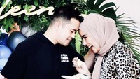 Tampak masih menjaga keharmonisan. Olla dan Aufar, bagikan momen manis mereka saat suap-suapan kue untuk merayakan ulang tahun putri mereka. Foto: Instagram Aufar/Olla
