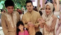 Kali ini Aufar diberikan kejutan manis oleh anak-anaknya dan sang istri, untuk merayakan ulang tahunnya. Olla menyiapkan kue berukuran besar dengan topping buah di atasnya. Foto: Instagram Aufar/Olla
