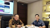 Akrab dengan sejumlah pejabat dan politisi ternama. Aufar bagikan acara ngopi-ngopi santainya sambil berdiskusi dengan Bambang Soesatyo. Ditemani jajanan pasar seperti lemper, risol hingga kroket.  Foto: Instagram Aufar/Olla