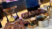 Tiru gaya chef Turki Nusr Et atau Salt Bae, Aufar taburkan garam di atas steak yang dipesannya dengan gaya ikonik Salt Bae yang khas. Tak hanya satu porsi, Aufar memesan dua porsi steak besar. Foto: Instagram Aufar/Olla