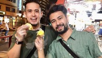 Kulineran di malam hari bersama Raffi Ahmad, Aufar dan Raffi semangat coba buah durian di pinggir jalan. Padahal saat itu Aufar tengah menjalani program diet keto. Foto: Instagram Aufar/Olla