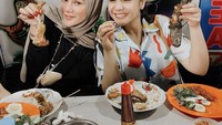 Nah, jika Aufar akrab dengan Raffi. Maka Olla dekat dengan Nagita, keduanya asyik makan pecel lele dan pecel ayam dengan tambahan sambal, usus gorengs ampai lalapan. Foto: Instagram Aufar/Olla