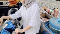  Iseng jajan cilok dan pentol saat kembali pulang ke kampung halaman. Olla iseng berpikir untuk berjualan jajanan kaki lima ini setelah kembali ke Jakarta.  Foto: Instagram Aufar/Olla