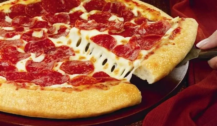 Iseng! Wanita Ini Sengaja Makan Pizza Pakai Saus di Depan Orang Italia