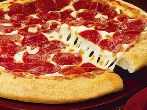 Iseng! Wanita Ini Sengaja Makan Pizza Pakai Saus di Depan Orang Italia