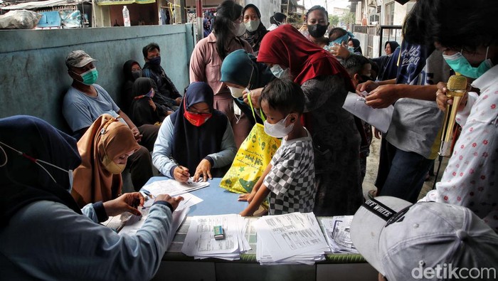Kegiatan vaksinasi COVID-19 digelar di kawasan Kampung Sawah, Semper Timur, Jakut. Vaksinasi ini sasar ratusan warga di area permukiman padat penduduk tersebut.