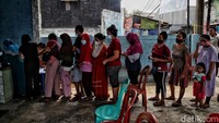 Warga berdatangan ke lokasi vaksinasi untuk mendapatkan vaksin.