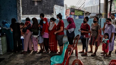 Jadi Syarat Mudik, Warga Permukiman Padat di Jakarta Antre Vaksin