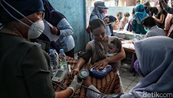 Vaksinasi COVID-19 digelar di kawasan Kampung Sawah, Semper Timur, Jakarta Utara. Menyasar ratusan warga di area permukiman padat penduduk tersebut.