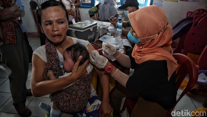Kegiatan vaksinasi COVID-19 digelar di kawasan Kampung Sawah, Semper Timur, Jakut. Vaksinasi ini sasar ratusan warga di area permukiman padat penduduk tersebut.