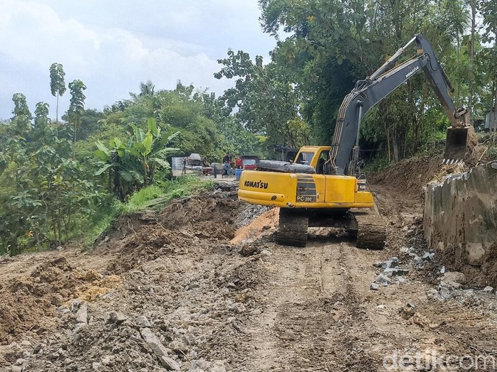 Jalan Kedungjati ke Salatiga yang putus karena longsoran tebing di Desa Ngombak, Kecamatan Kedungjati.