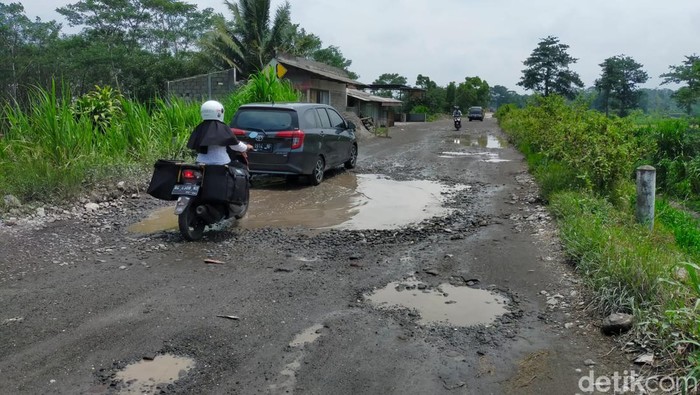 Jalan rusak di Blitar seperti danau