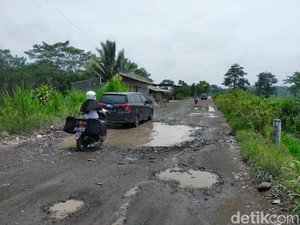 Jalan di Kabupaten Blitar Ini Bak Arena Offroad Jika Diguyur Hujan